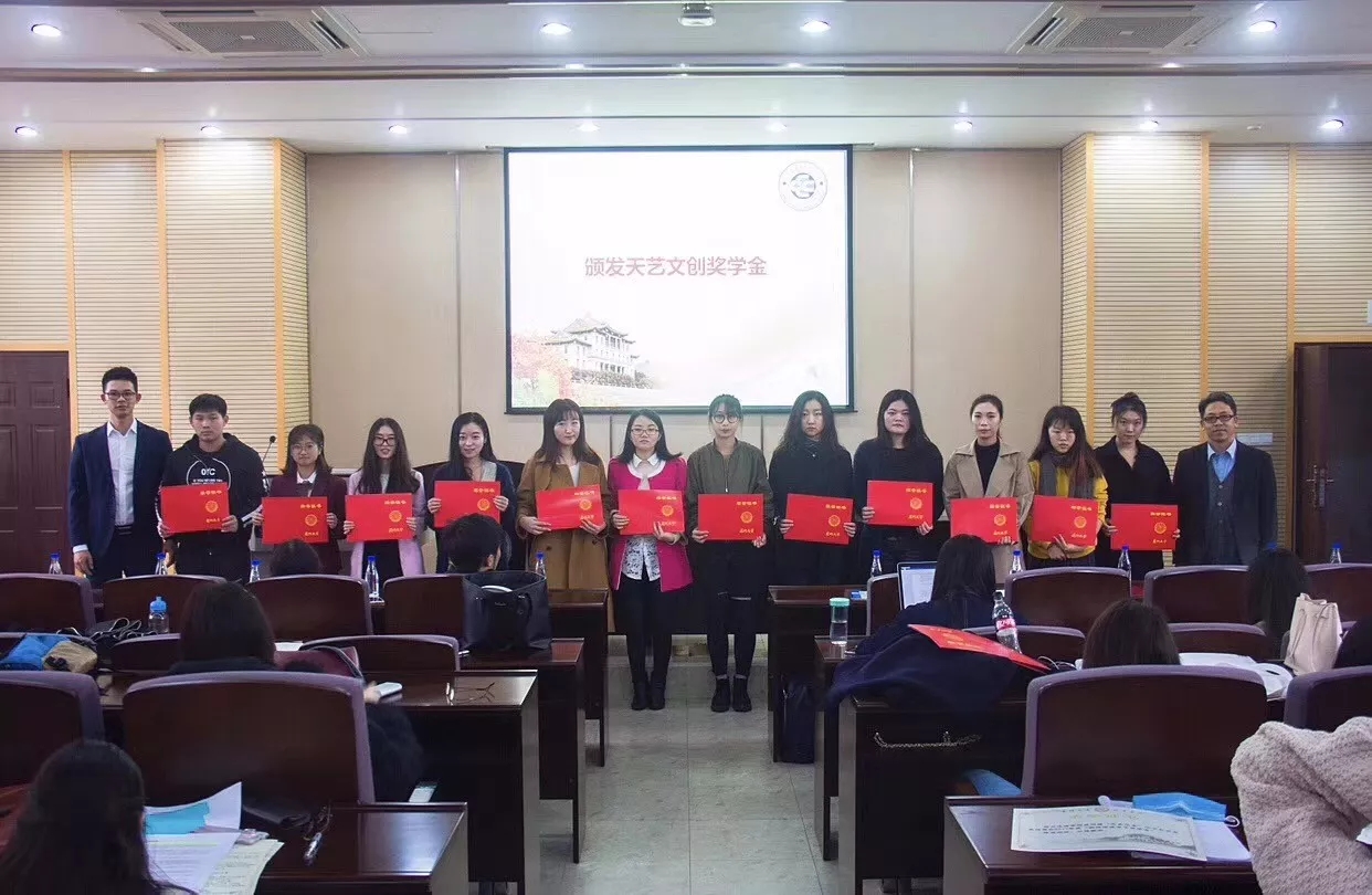 天藝傳媒總經理林一城先生為獲獎同學們頒發(fā)榮譽證書